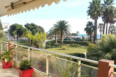 Image de 3 Pieces 65 M2 Bord De Mer-Face Plages\/Port\/Commerces