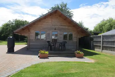 Image de Cabane en rondins idyllique dans le jardin de l'Angleterre