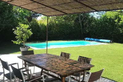 Image de Maison au bord de la rivière avec piscine.