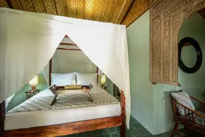 Image de Villa privée romantique face à la piscine. Tuiles et antiquités aqua douces.