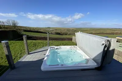 Image de Tubbs Delight Bungalow pour familles et chiens avec bain à remous et vue sur la campagne