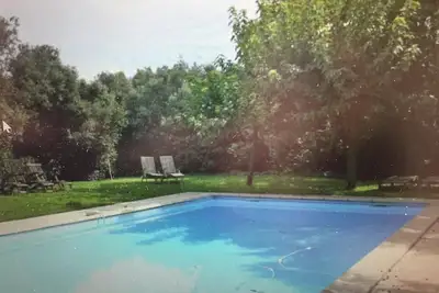 Image de Belle maison de campagne dans un environnement rural avec piscine et pool house.