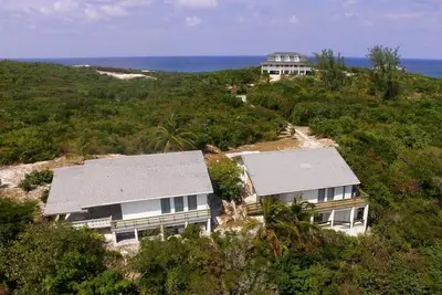 Tennis Villas 1 au sommet de \"Breezy Hill\"