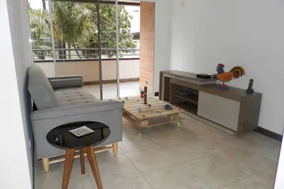 Image de Chambre confortable, moderne et privée avec salle de bains dans l'appartement