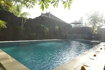 Image de Bungalow privé de style balinais et piscine