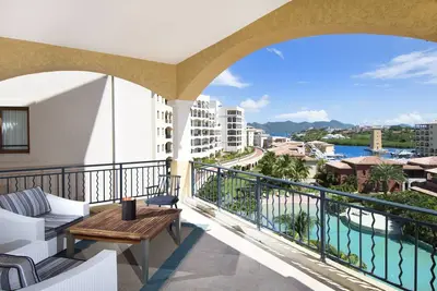 Agua Azul Luxueux 1 lit condo Porto Cupecoy - By Island Properties Online