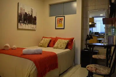Image de Grand studio près de l'aéroport avec salle de bain privée et kitchenette