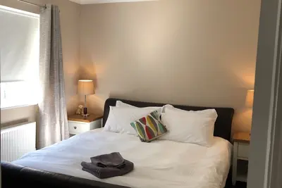 Image de Luxe moderne près de la ville de Cork. Grands lits, douches puissantes, hammam et salle de gym!
