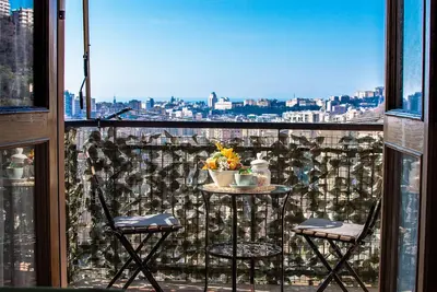 Image de Appartement panoramique avec parking et Wifi gratuits - 15 minutes du centre