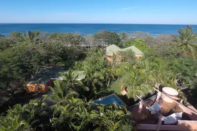 Image de Maison Familiale en Bord de Mer avec Piscine