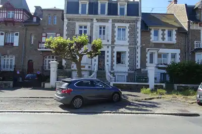 Image de T2 lumineux, idéalement situé 50 M de la plage du sillon Saint malo