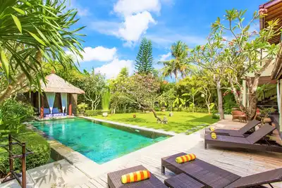 Image de Villa Seminyak Mixte Moderne et Traditionnelle avec Piscine Turquoise