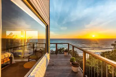 Image de Cliffhanger Misty Cliffs: 3 chambres, 2. 5 salles de bain sur la plage de luxe sur la plage Bungalo
