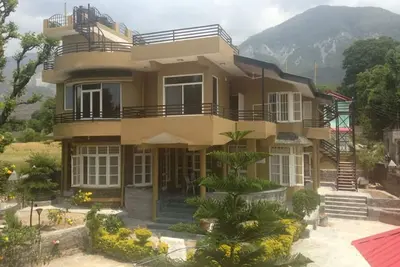 Image de Les vues Sojourn ~ Adharshila Cottage ~ Neige Clad Montagne ~