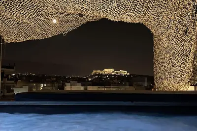 Image de Appartement spacieux avec une terrasse privée et un bain à remous face à l'Acropole