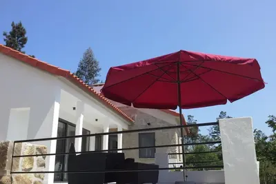 Image de 4-5 p ferme rénovée avec airco. Terrasse. Vues de montagne. Près de Viseu / Coimbra