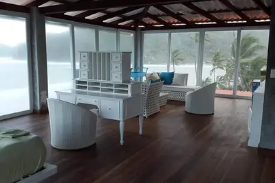 Image de La maison est idéale pour la famille, les amis. Il a une piscine à débordement privée
