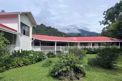 Image de Maison traditionnelle avec Gardens by Caldera rivière près de la ville