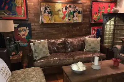 Image de Appartement confortable, artistique et orienté affaires dans le quartier bancaire
