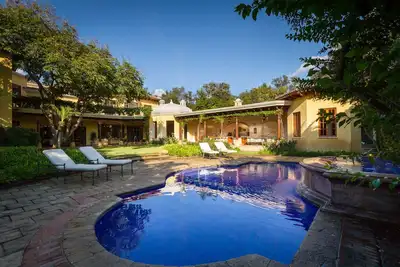 Image de Elégant et vaste domaine avec piscine dans un endroit exclusif