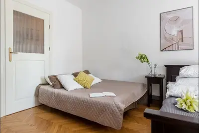 Un lit. Appartement Miodowa 3