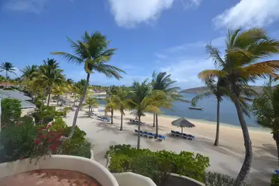 Image de Villas avec vue sur l'eau et la plage Ă St. James Club Mamora Bay