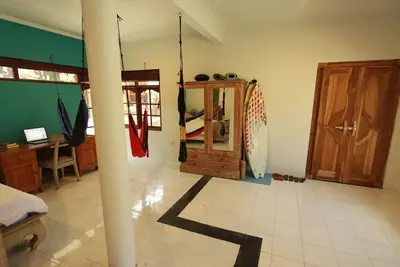 Image de Espace Studio spacieux et propre dans un composé de la famille traditionnelle balinaise