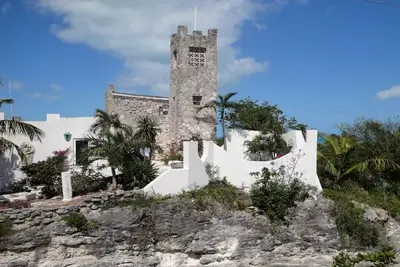 Image de Castle MacMillan-Hughes, une belle maison à Tarpum Bay, Eleuthera