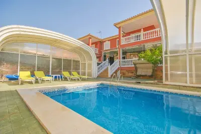 Image de Villa spectaculaire à 10 minutes à pied de la plage avec piscine privée