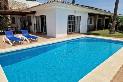Image de Spacieuse villa ensoleillée avec Wi-Fi gratuit et piscine privée