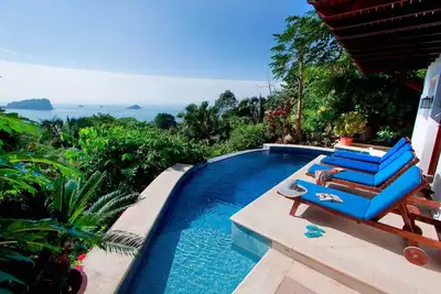 Villa de style balinais. Perché au-dessus de Rainforest avec vue panoramique et piscine.
