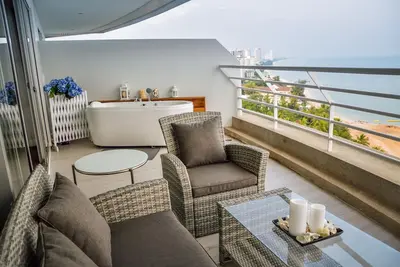 Image de Condo confortable en bord de mer avec jacuzzi sur balcon