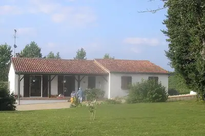 Image de Villa de vacances tranquille de 3 chambres avec piscine près de Duras