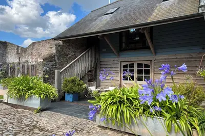 Image de Converti Granary Barn Dans historique Ferme cour avec bain Ă remous Proche Mer