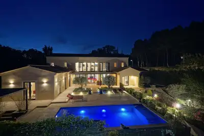 Image de Très grande maison neuve  design avec piscine idéalement placée