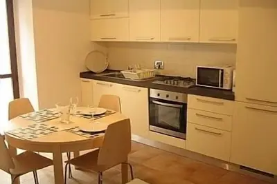 Image de Appartement dans le centre du village, bien situé pour les restaurants et magasins locaux