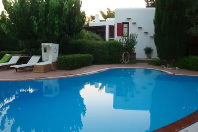 Image de Maison familiale avec jardin et piscine
