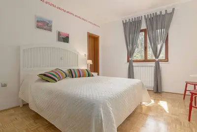 Chambre double avec salle de bain privée extérieure et cuisine commune