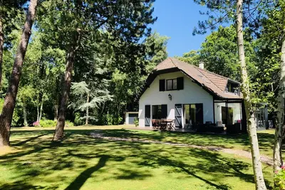 Image de Maison spacieuse au coeur d'un grand jardin en lisière de forêt