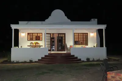 Image de 'Out of Plett' luxueux Cottage Cape Dutch 2 chambres dans la vallée de la rivière Bitou