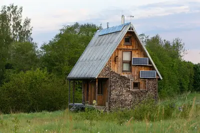 Image de Cabine riveraine à énergie solaire près de la mer