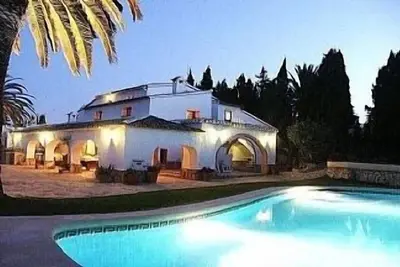 Image de 6 chambres, Villa climatisée avec piscine privée et grand terrain isolé