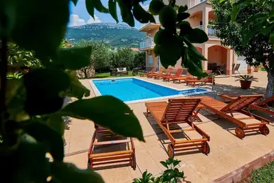 Luxueuse villa avec piscine privée, terrasse, pelouse, verger, proche mer. . .