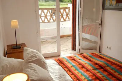 Image de Belle chambre avec salle de bains, spacieuse, fraîche et confortable.