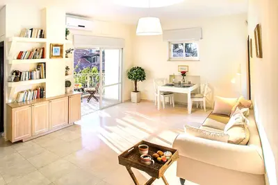 Image de 2 Cac avec balcon ► Meilleur emplacement: Centre de la colonie allemande \/ 149 $. Tout. Compris