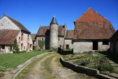 Image de Château de vacances français avec piscine de luxe situé dans la beauté rurale et la tranquillité