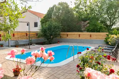 Image de Belle maison de vacances avec piscine extérieure.
