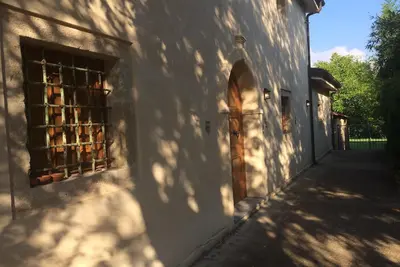 Image de Grand jeu de Villa dans une forêt unique et oliviers séculaires