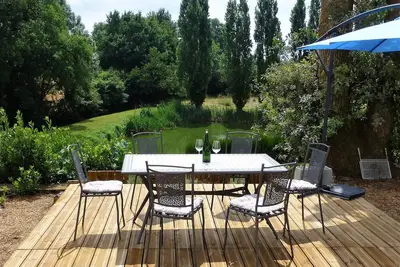 Image de Évasion de maison de vacances de luxe, située dans un acre de jardin privé avec son propre lac