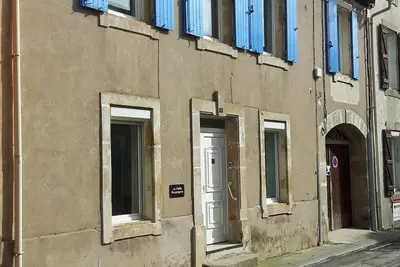 Image de Une grande maison de village, une ancienne boulangerie dans un village animé sur le Canal du Midi